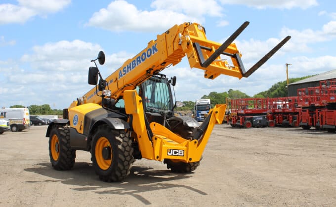 10 THINGS YOU NEED TO KNOW WHEN HIRING A TELEHANDLER Post Thumbnail