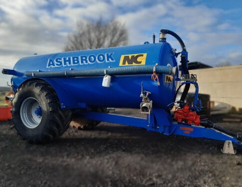 3,000 GALLON VACUUM TANKER
